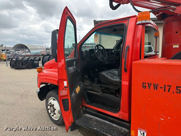 image for item DY3384 2007 GMC C4500 bucket truck
