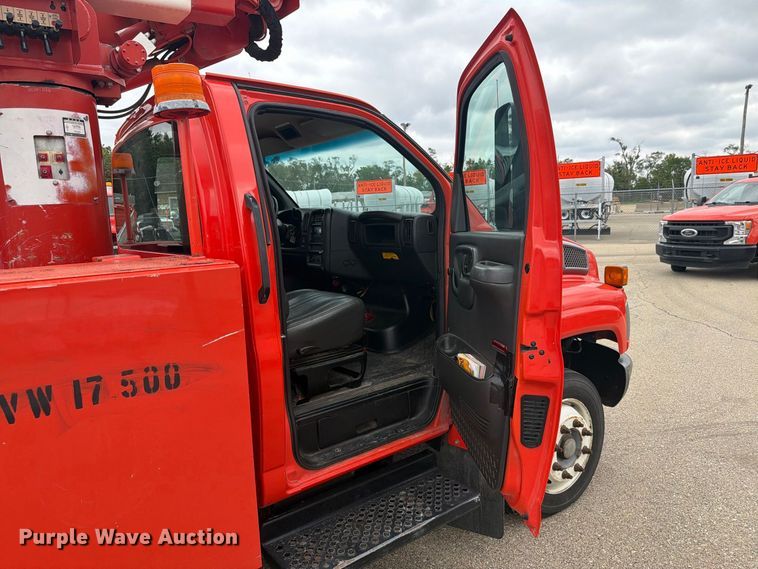 image for item DY3384 2007 GMC C4500 bucket truck