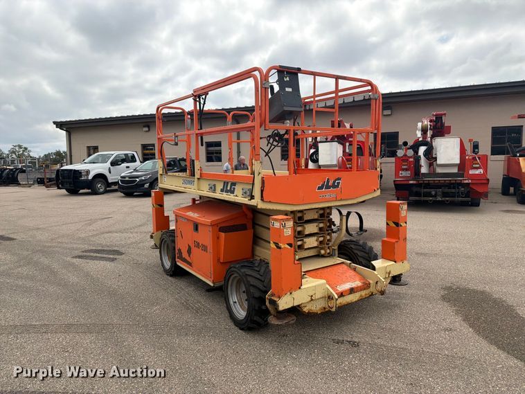 image for item DY3388 2011 JLG 260MRT scissor lift