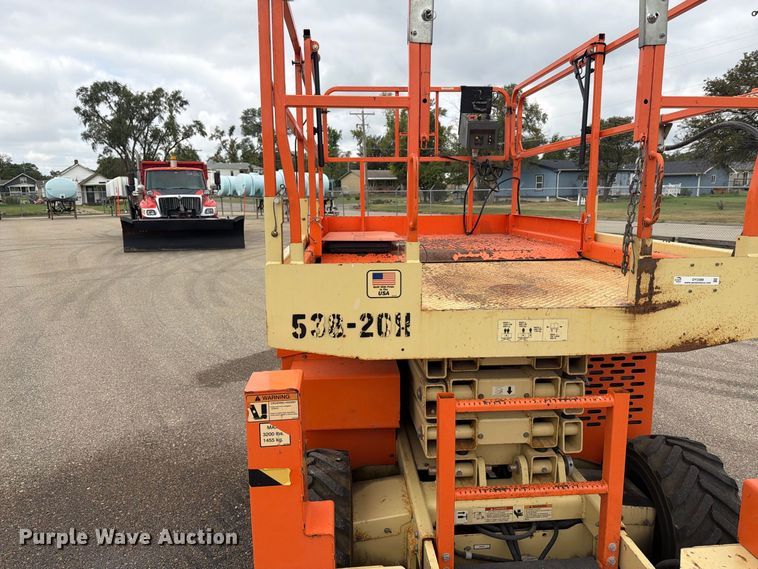 image for item DY3388 2011 JLG 260MRT scissor lift