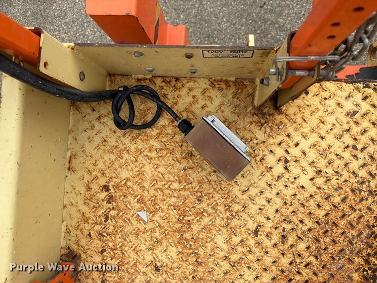 image for item DY3388 2011 JLG 260MRT scissor lift