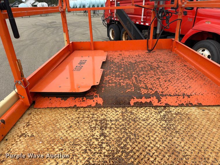 image for item DY3388 2011 JLG 260MRT scissor lift