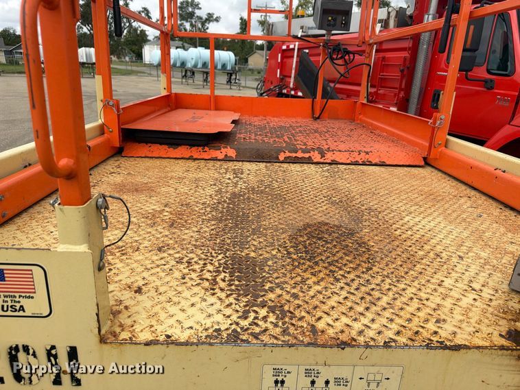 image for item DY3388 2011 JLG 260MRT scissor lift