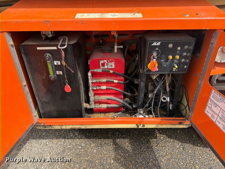 image for item DY3388 2011 JLG 260MRT scissor lift