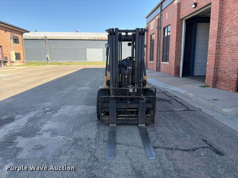 image for item DY3390 2000 Caterpillar GPL40 forklift