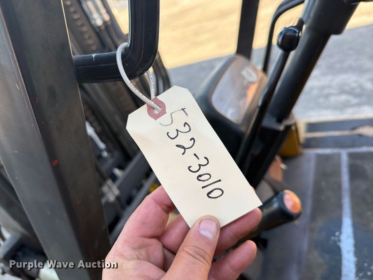 image for item DY3390 2000 Caterpillar GPL40 forklift