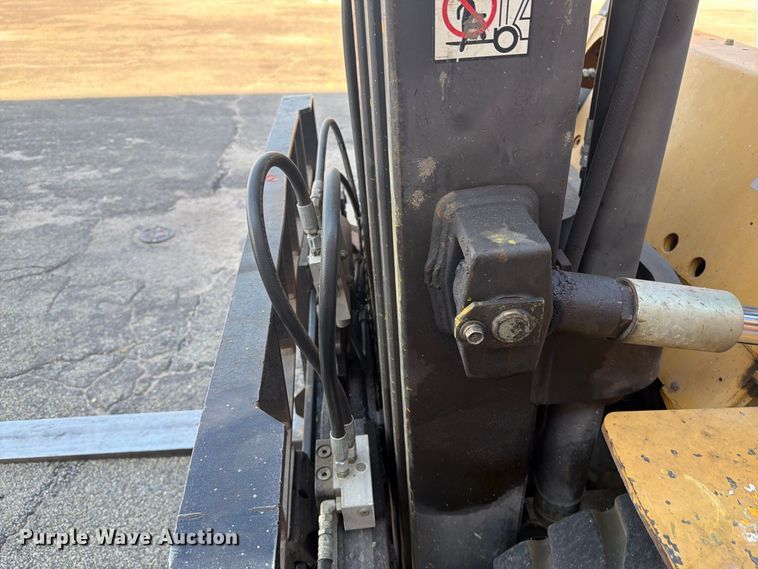 image for item DY3390 2000 Caterpillar GPL40 forklift