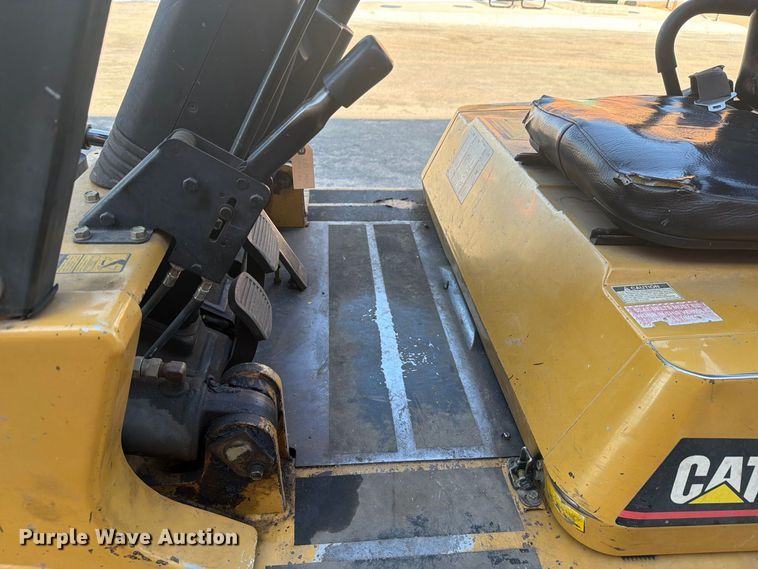 image for item DY3390 2000 Caterpillar GPL40 forklift