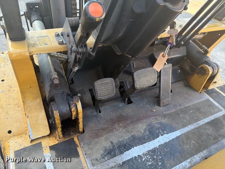 image for item DY3390 2000 Caterpillar GPL40 forklift