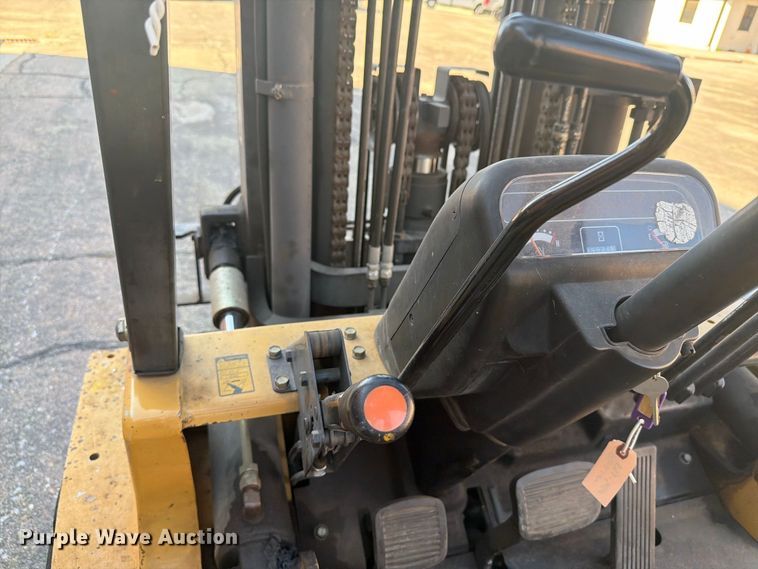image for item DY3390 2000 Caterpillar GPL40 forklift