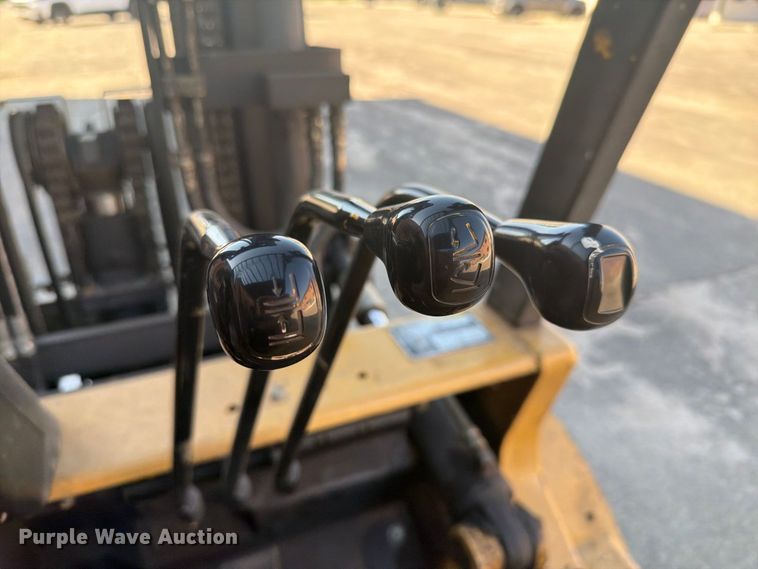 image for item DY3390 2000 Caterpillar GPL40 forklift