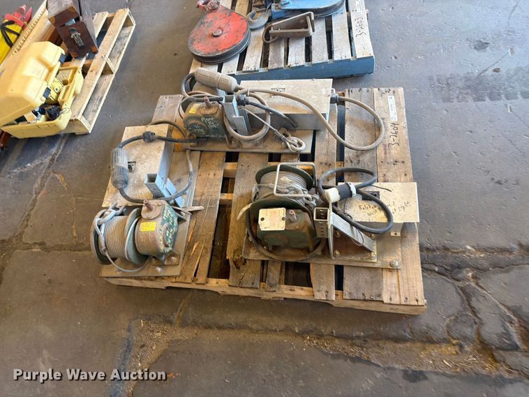 image for item DY3405 (3) winches