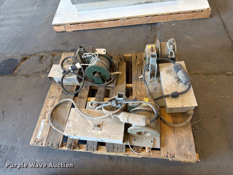 image for item DY3405 (3) winches