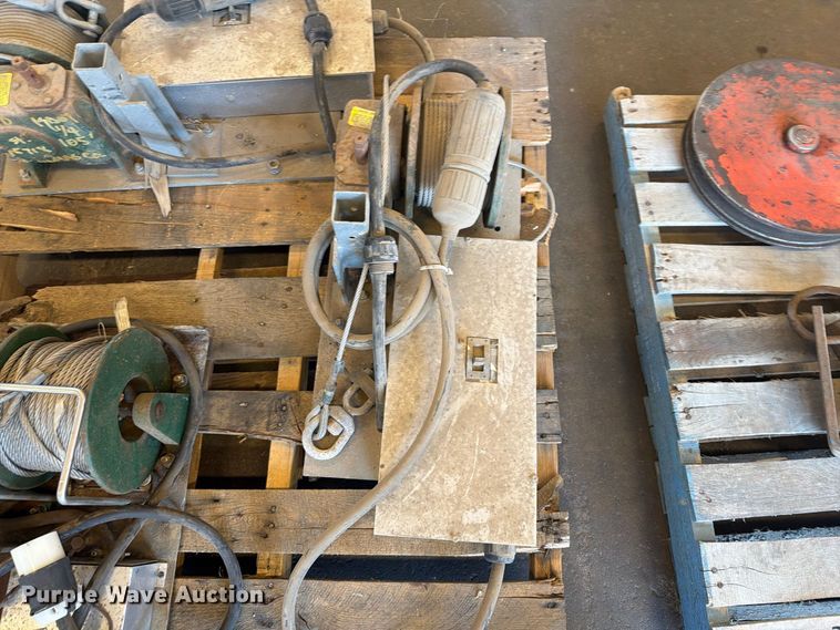 image for item DY3405 (3) winches