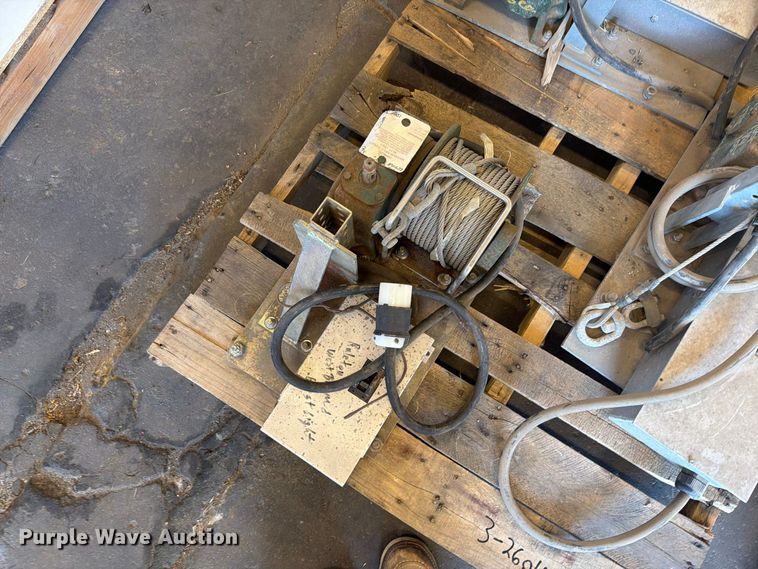 image for item DY3405 (3) winches