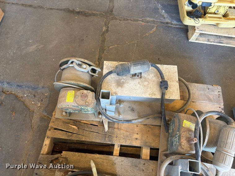 image for item DY3405 (3) winches