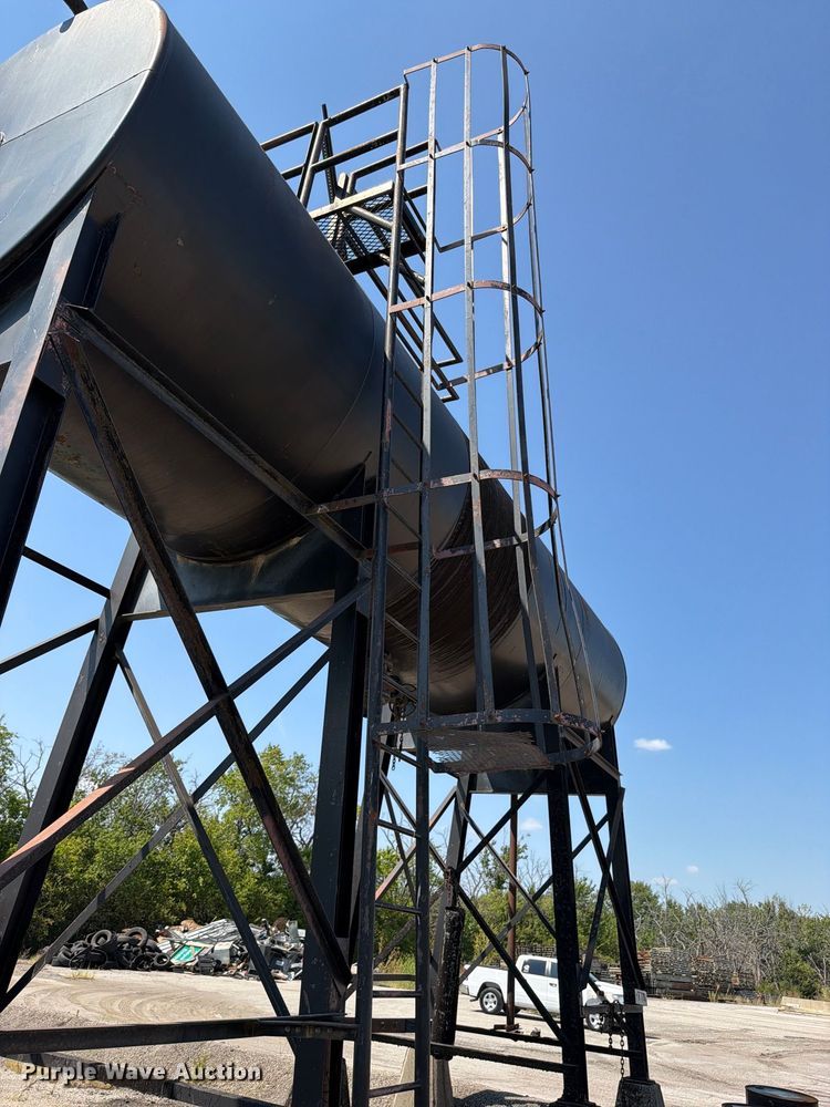 image for item EB8283 Asphalt storage tank