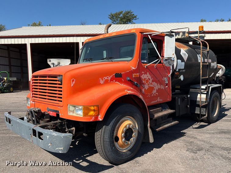 1996 International 4700 oil distributor truck