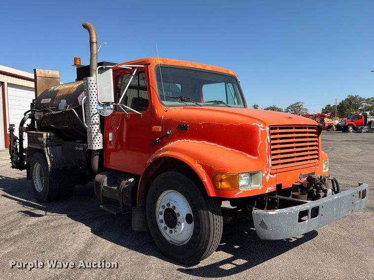 image for item EP7606 1996 International 4700 oil distributor truck
