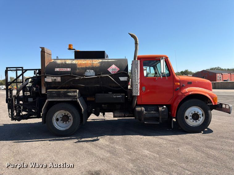 image for item EP7606 1996 International 4700 oil distributor truck