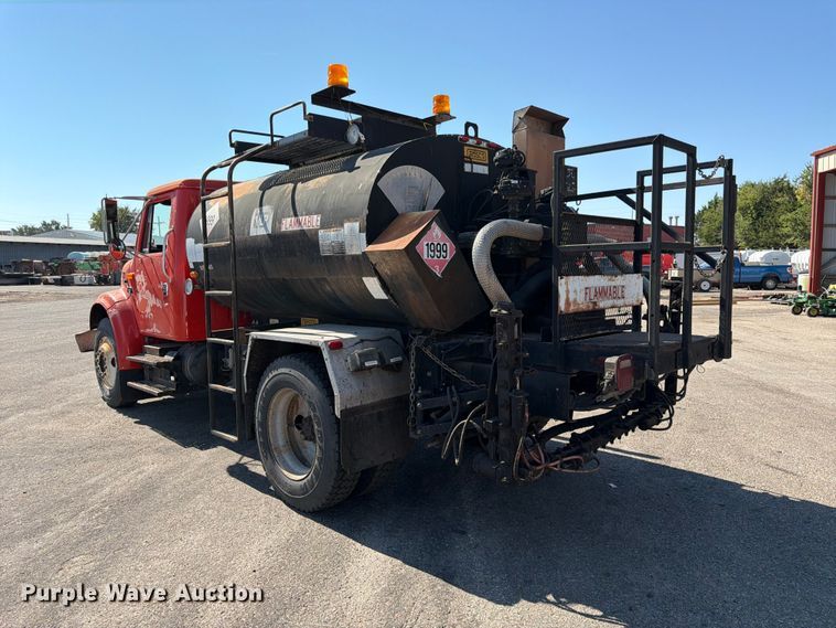 image for item EP7606 1996 International 4700 oil distributor truck