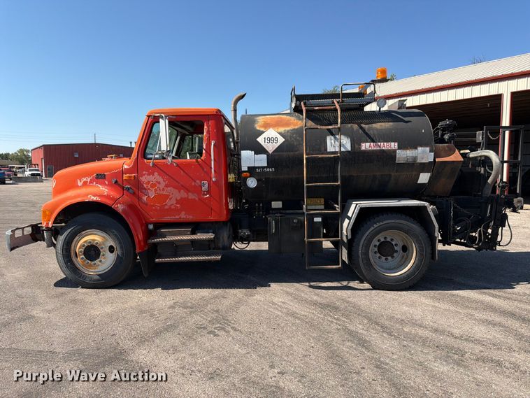 image for item EP7606 1996 International 4700 oil distributor truck