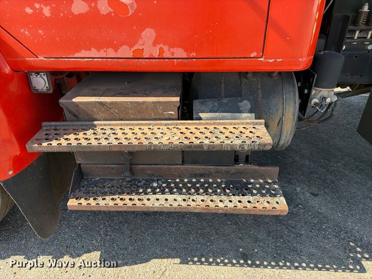 image for item EP7606 1996 International 4700 oil distributor truck