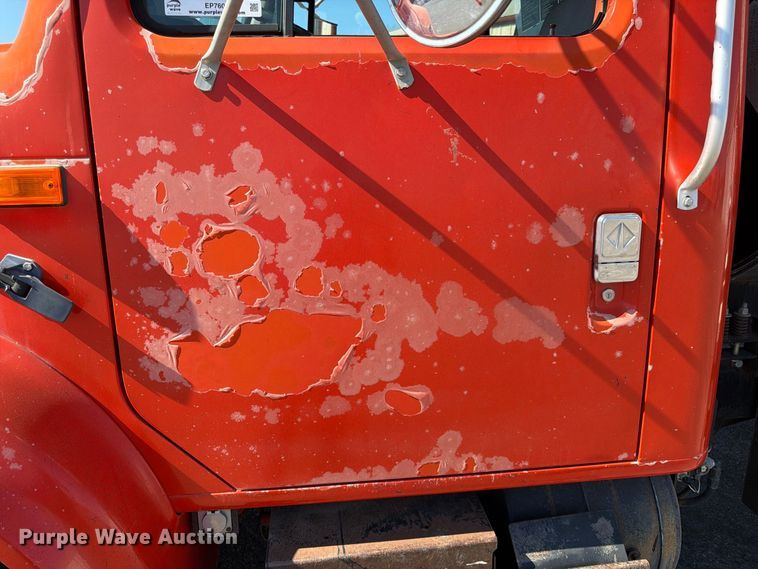 image for item EP7606 1996 International 4700 oil distributor truck