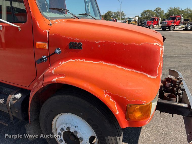 image for item EP7606 1996 International 4700 oil distributor truck