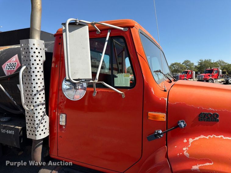 image for item EP7606 1996 International 4700 oil distributor truck