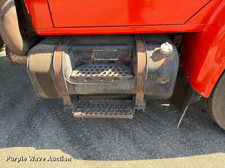 image for item EP7606 1996 International 4700 oil distributor truck
