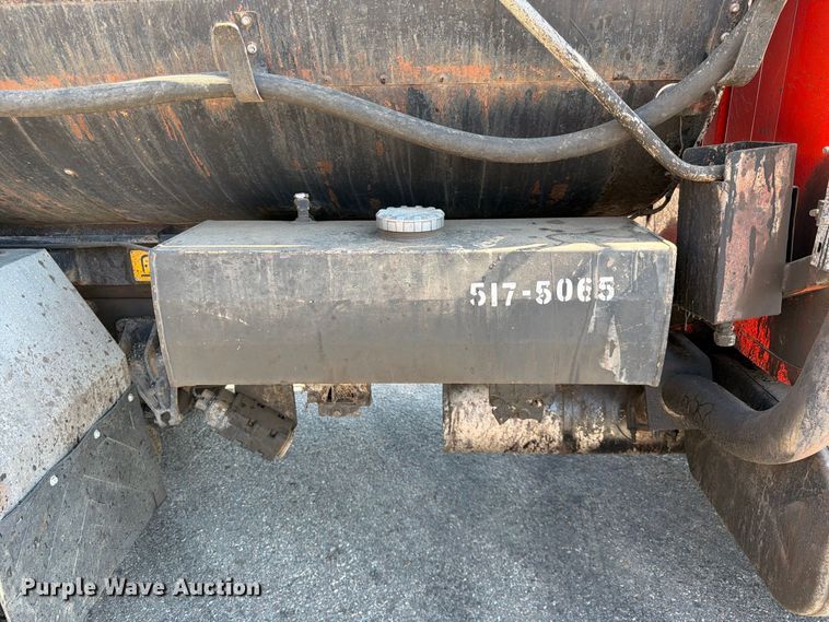 image for item EP7606 1996 International 4700 oil distributor truck