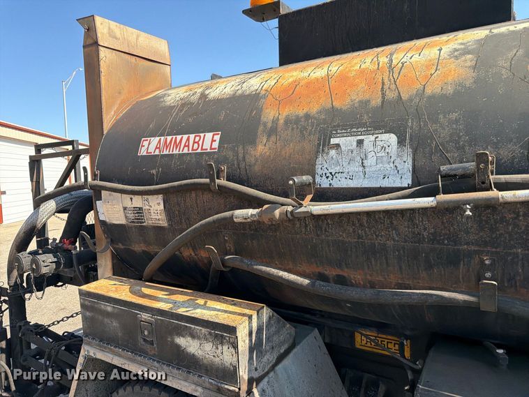 image for item EP7606 1996 International 4700 oil distributor truck