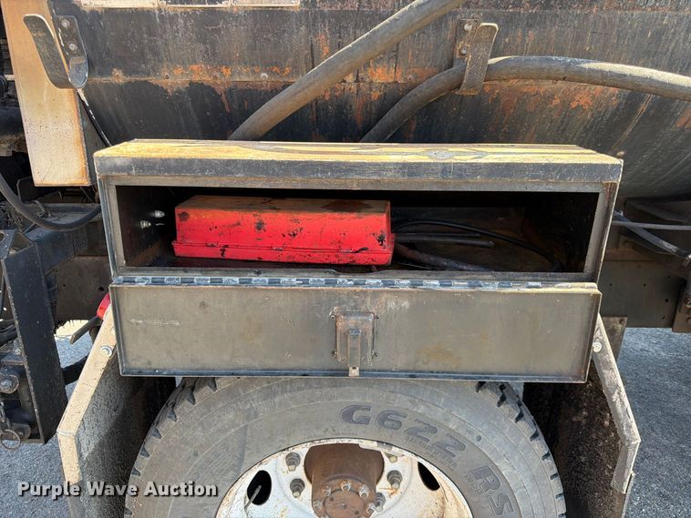 image for item EP7606 1996 International 4700 oil distributor truck