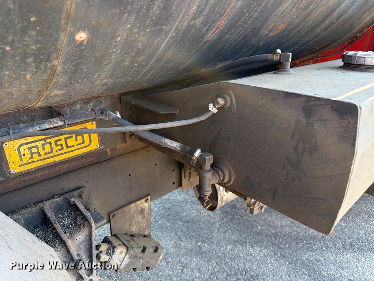 image for item EP7606 1996 International 4700 oil distributor truck