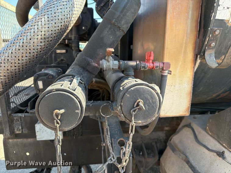 image for item EP7606 1996 International 4700 oil distributor truck