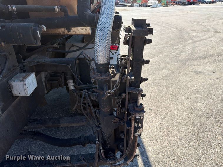 image for item EP7606 1996 International 4700 oil distributor truck