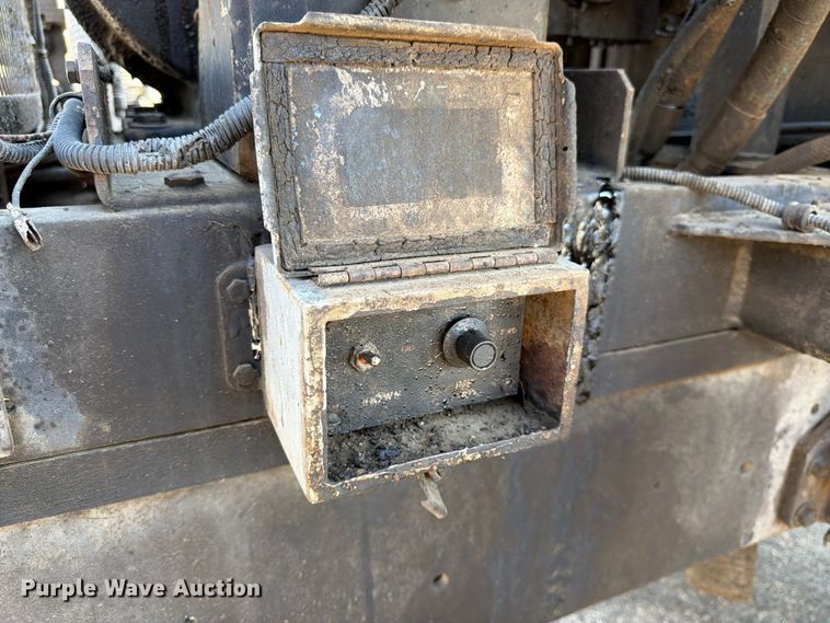 image for item EP7606 1996 International 4700 oil distributor truck