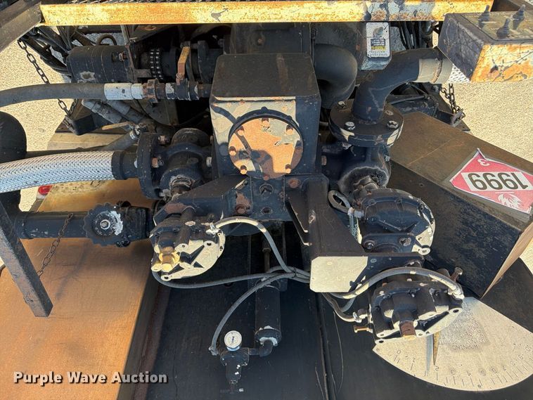 image for item EP7606 1996 International 4700 oil distributor truck