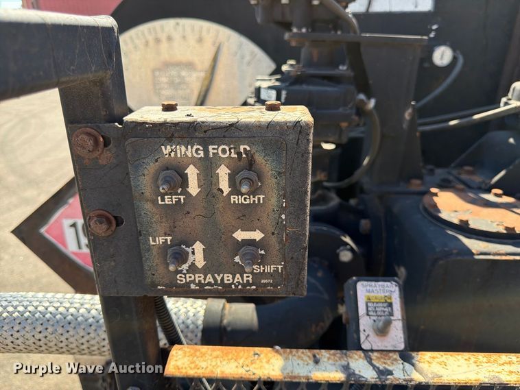 image for item EP7606 1996 International 4700 oil distributor truck