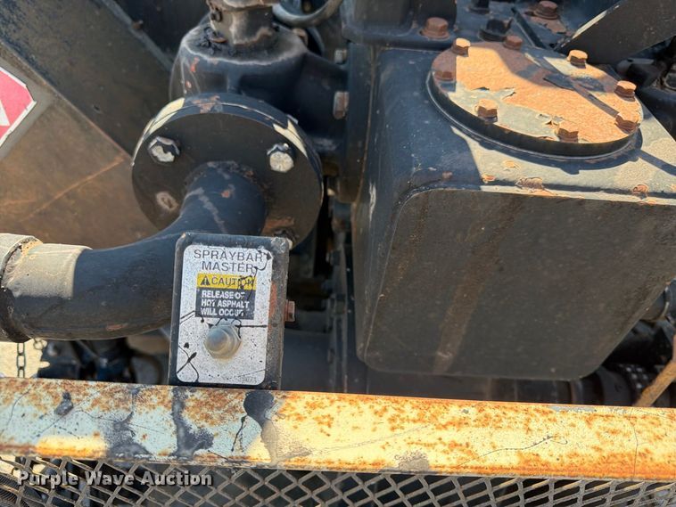 image for item EP7606 1996 International 4700 oil distributor truck
