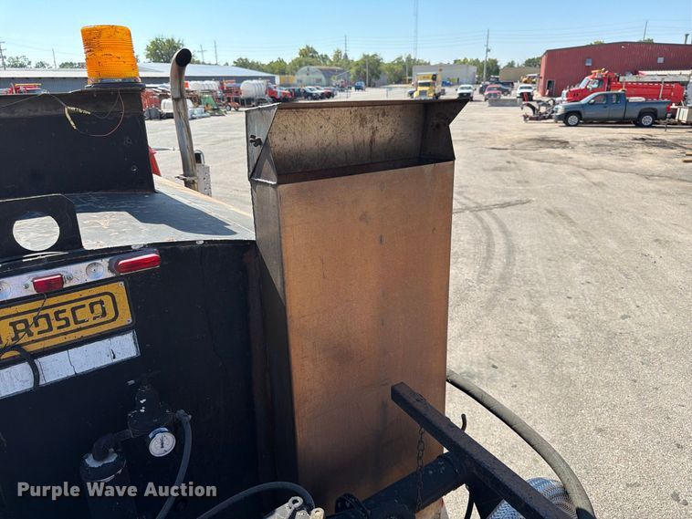 image for item EP7606 1996 International 4700 oil distributor truck