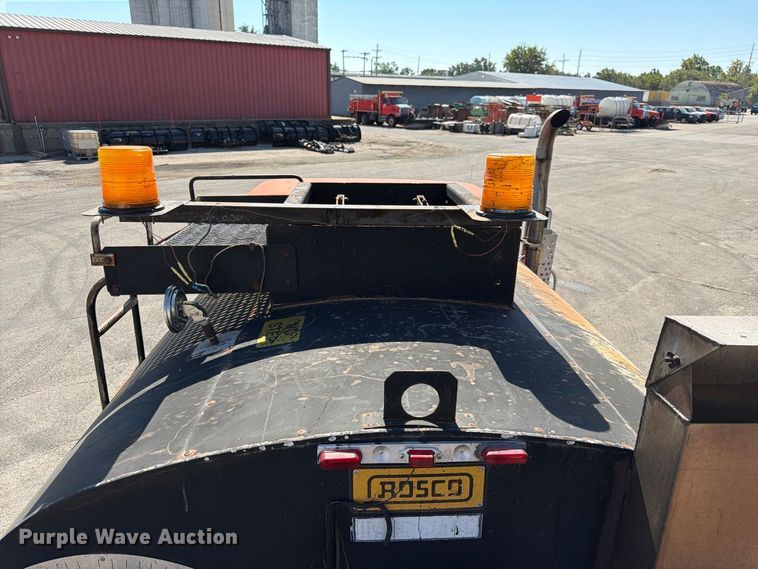 image for item EP7606 1996 International 4700 oil distributor truck