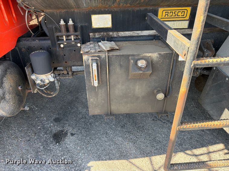 image for item EP7606 1996 International 4700 oil distributor truck