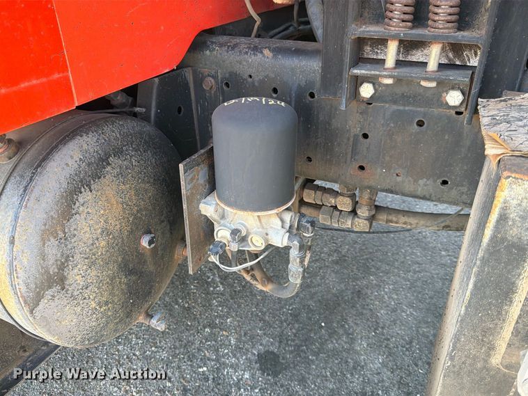 image for item EP7606 1996 International 4700 oil distributor truck