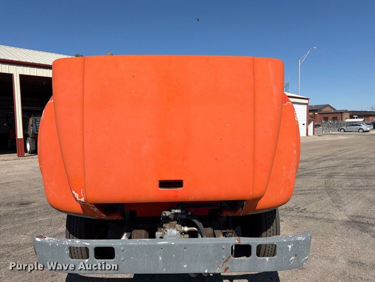 image for item EP7606 1996 International 4700 oil distributor truck