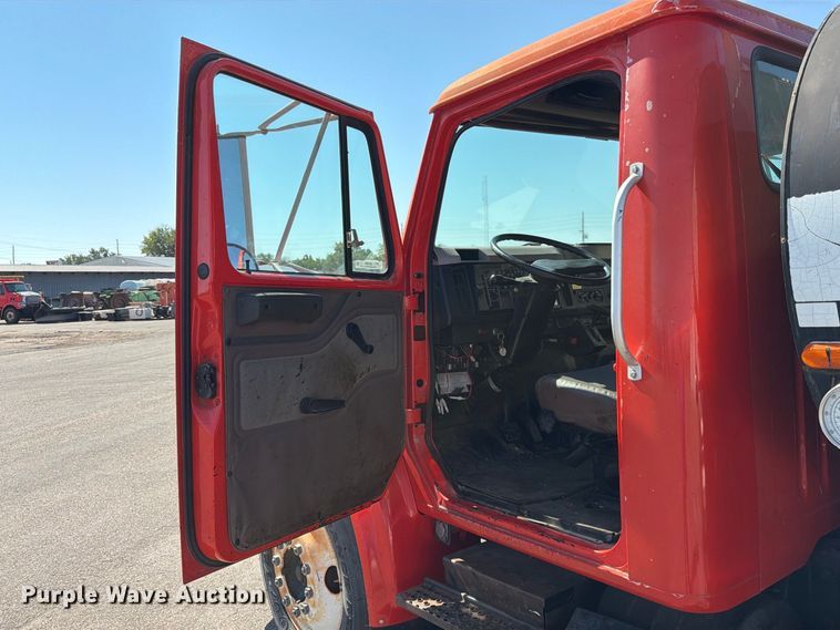 image for item EP7606 1996 International 4700 oil distributor truck