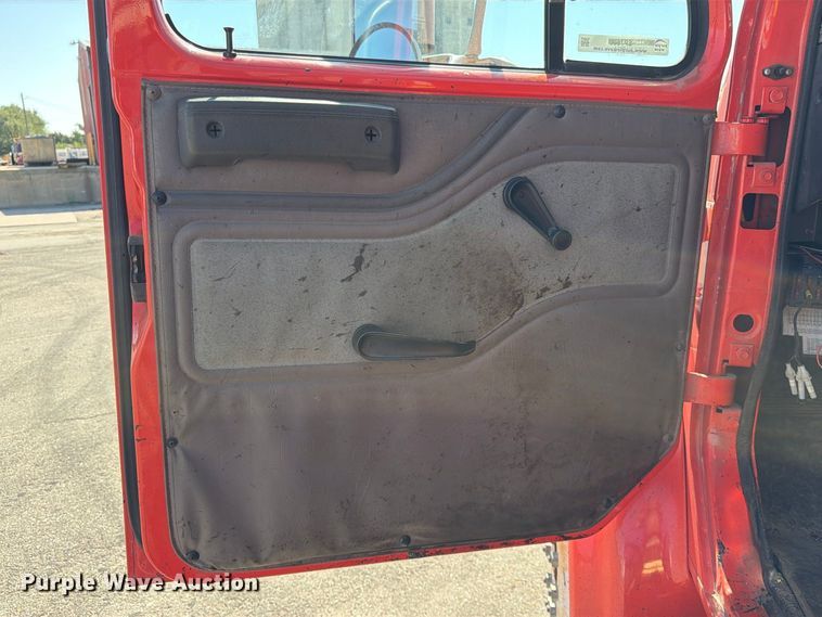 image for item EP7606 1996 International 4700 oil distributor truck