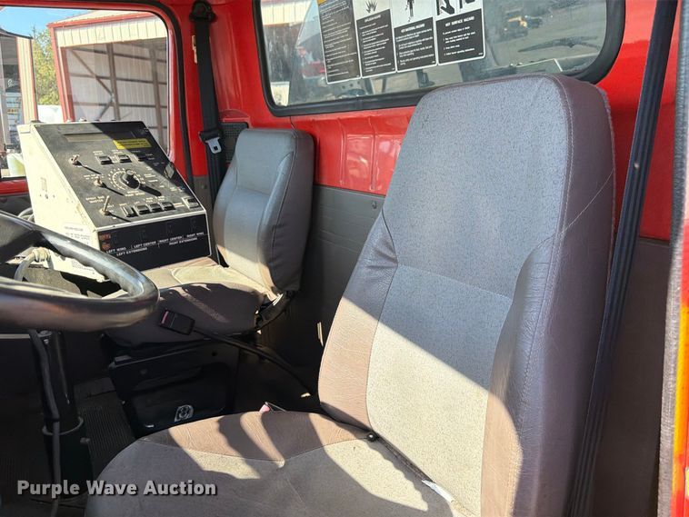 image for item EP7606 1996 International 4700 oil distributor truck