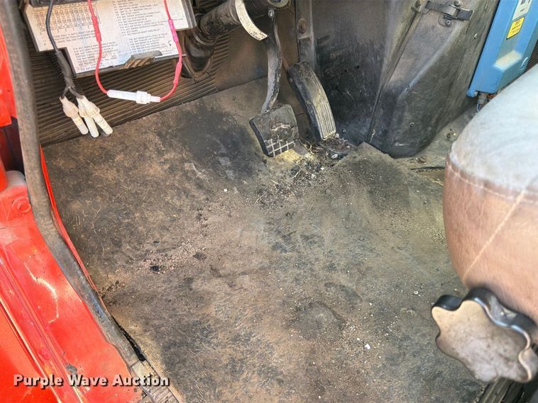 image for item EP7606 1996 International 4700 oil distributor truck